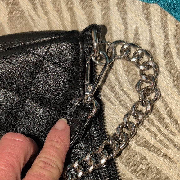 Elegant Black Quilted Shoulder Bag with A Chain Strap And A Shoulder Strap - Picture 6 of 10